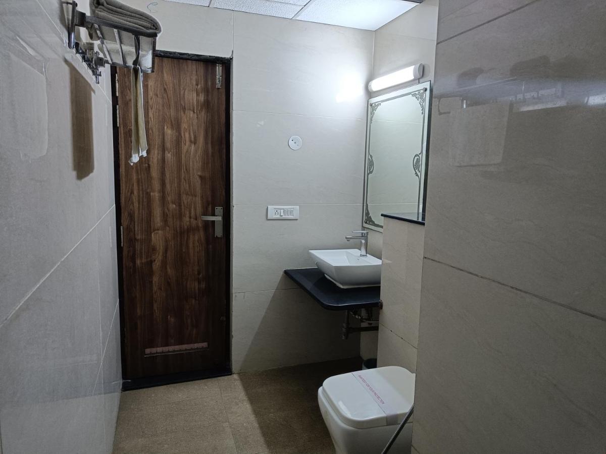 Hotel The Dwelling Paradise Greater Noida Esterno foto