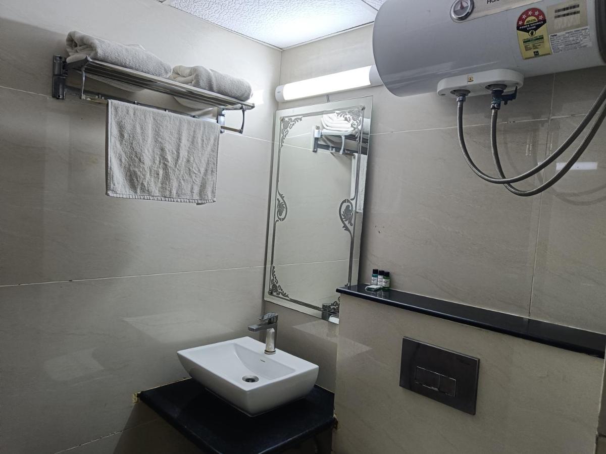 Hotel The Dwelling Paradise Greater Noida Esterno foto