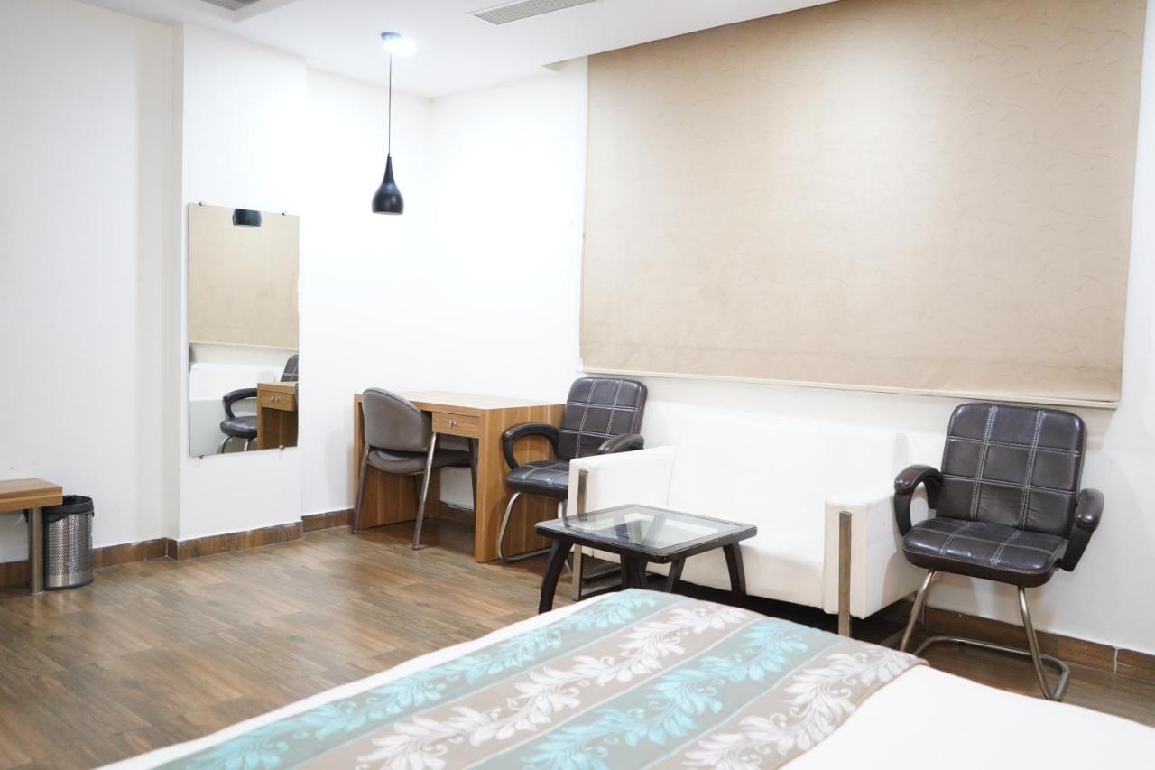 Hotel The Dwelling Paradise Greater Noida Esterno foto
