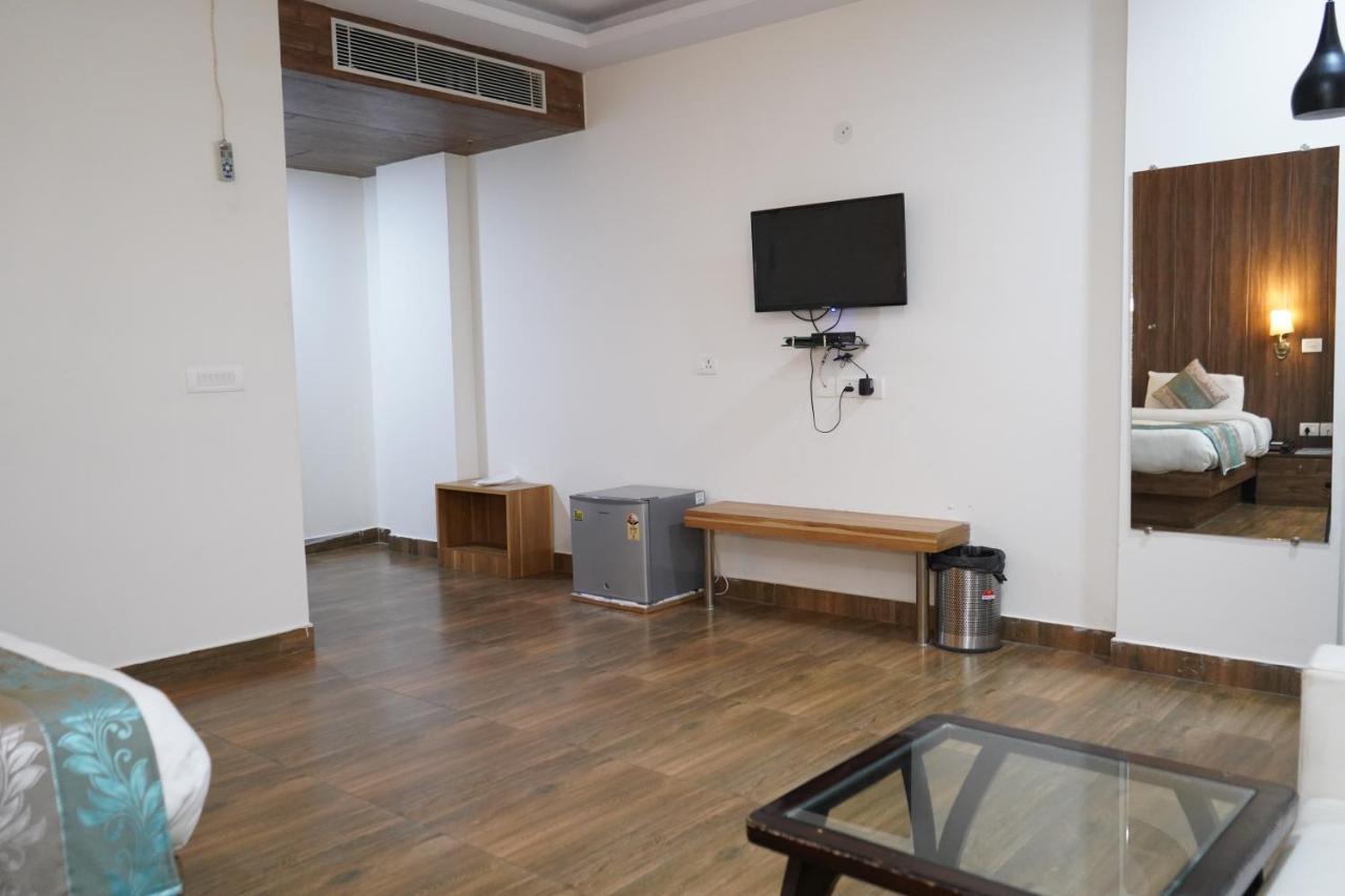Hotel The Dwelling Paradise Greater Noida Esterno foto